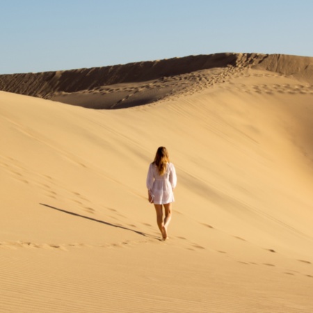 Un turista nella Riserva Naturale Speciale delle Dune di Maspalomas a Gran Canaria, Isole Canarie