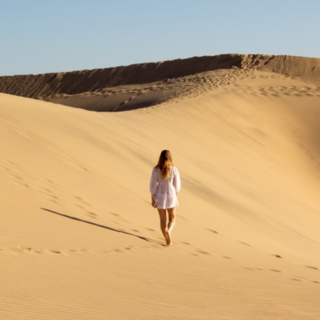 Tourist im Speziellen Naturschutzgebiet Dunas de Maspalomas auf Gran Canaria, Kanarische Inseln