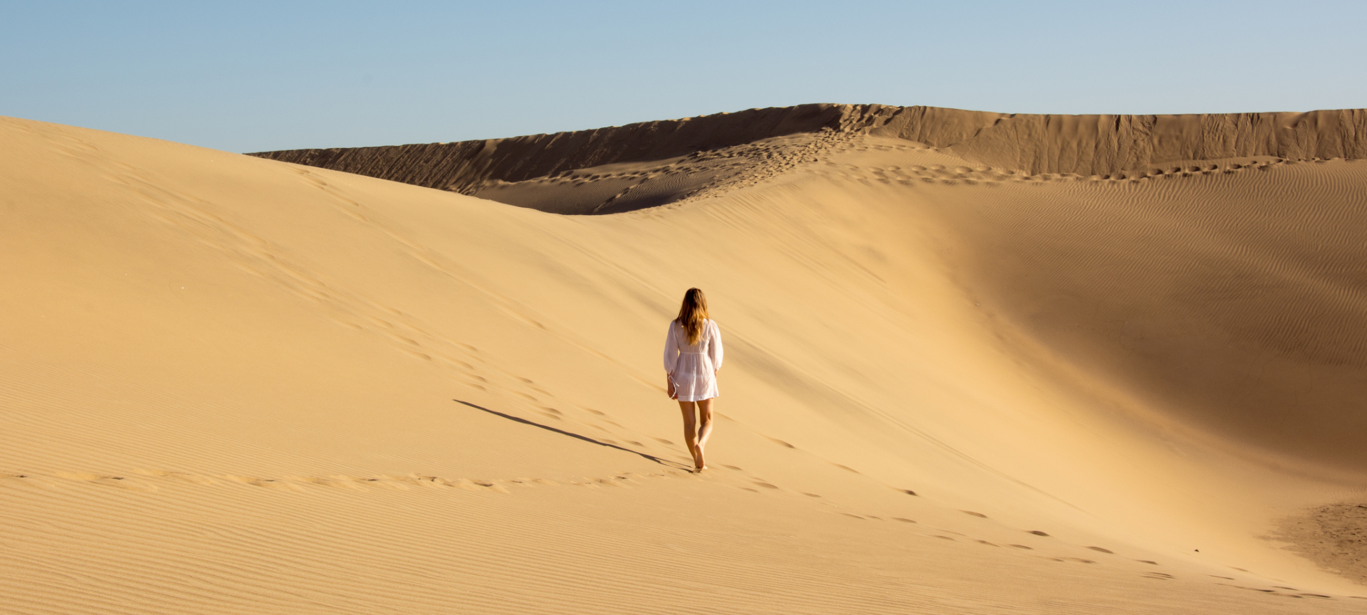 Tourist in the Maspalomas Dunes Special Nature Reserve in Gran Canaria, Canary Islands Tourist in the Maspalomas Dunes Special Nature Reserve in Gran Canaria, Canary Islands