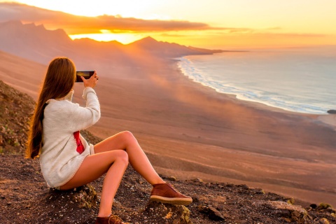 Junge Frau macht Fotos am Strand von Cofete, Fuerteventura