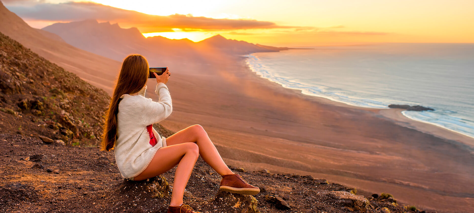 Una ragazza scatta foto presso la spiaggia di Cofete, Fuerteventura Una ragazza scatta foto presso la spiaggia di Cofete, Fuerteventura