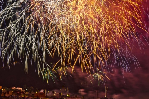 Fuegos artificiales durante las fiestas de las Cruces y Fuegos de Mayo de Los Realejos