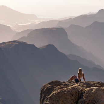 Une femme en train d’admirer le paysage aux abords du Roque Nublo à Grande Canarie, îles Canaries