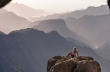 Mulher admirando a paisagem nas proximidades do Roque Nublo, em Gran Canaria, Ilhas Canárias