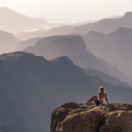 Frau bewundert die Landschaft unweit des Roque Nublo auf Gran Canaria, Kanarische Inseln