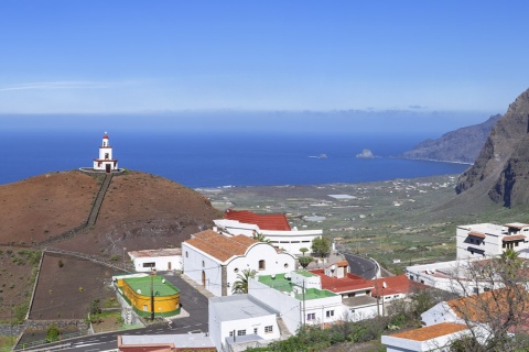 Pfarrkirche Virgen de la Candelaria mit Frontera im Hintergrund (El Hierro, Kanarische Inseln)