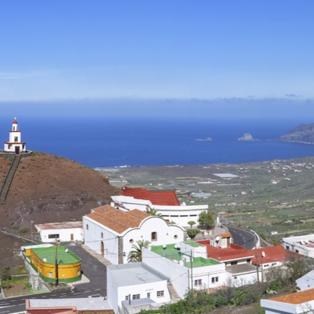 Igreja paroquial da Virgem da Candelaria sobre a panorâmica de Frontera (El Hierro, Ilhas Canárias)