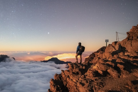 Turista contemplando o céu do mirante no pico de Fuente Nueva em La Palma, Ilhas Canárias