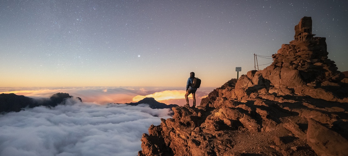 Ein Tourist beobachtet den Himmel am Aussichtspunkt des Gipfels Fuente Nueva auf La Palma, Kanarische Inseln