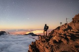 Turista contemplando el cielo desde el mirador en el pico de Fuente Nueva en La Palma, Islas Canarias