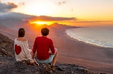 Coppia di innamorati che contempla il paesaggio a Fuerteventura, Isole Canarie.