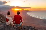 Verliebtes Pärchen betrachtet die Landschaft auf Fuerteventura, Kanarische Inseln.