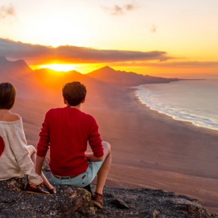 Casal de apaixonados contemplando a paisagem em Fuerteventura, Ilhas Canárias.