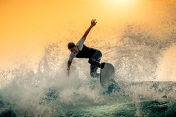 Un giovane fa surf su una grande onda a Tenerife, isole Canarie