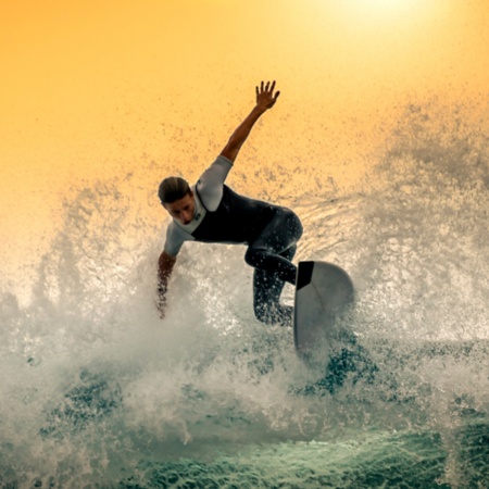 Młody człowiek surfujący na dużej fali na Teneryfie, Wyspy Kanaryjskie