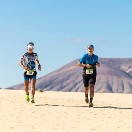 Corredores en la Media Maratón Internacional Dunas de Fuerteventura, Islas Canarias