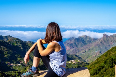 テネリフェ島にある、アナガ山地を見つめる女性。