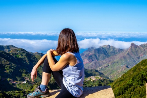 Donna che osserva le montagne di Anaga, a Tenerife.