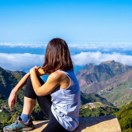 Женщина любуется горами Анага на острове Тенерифе.
