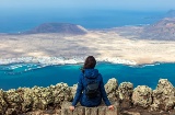 Frau, die vom Aussichtspunkt El Río aus die Landschaft betrachtet. Lanzarote