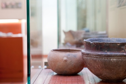 Pots exposés au musée archéologique et ethnographique