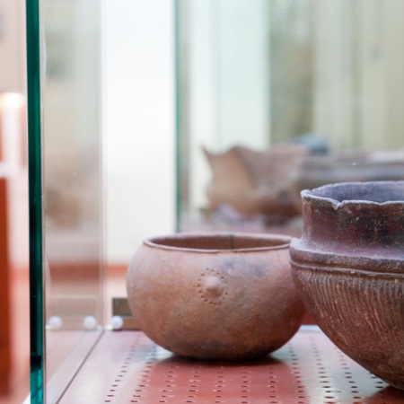 Pots exposés au musée archéologique et ethnographique