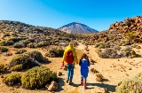 Madre e hija paseando por el Parque Nacional del Teide, Islas Canarias