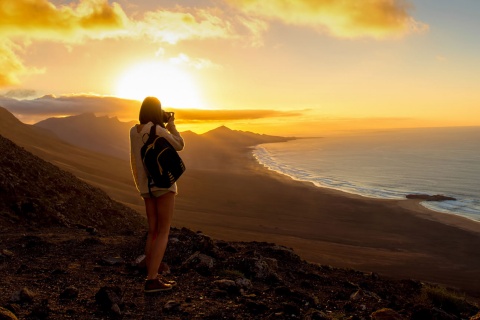 Turista mentre scatta una foto della spiaggia Cofete a Fuerteventura nelle isole Canarie