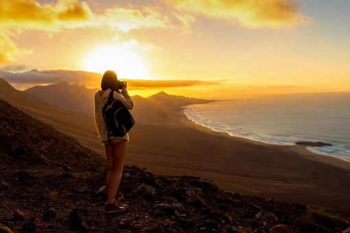 Turista tirando uma foto da praia de Cofete em Fuerteventura, Ilhas Canárias