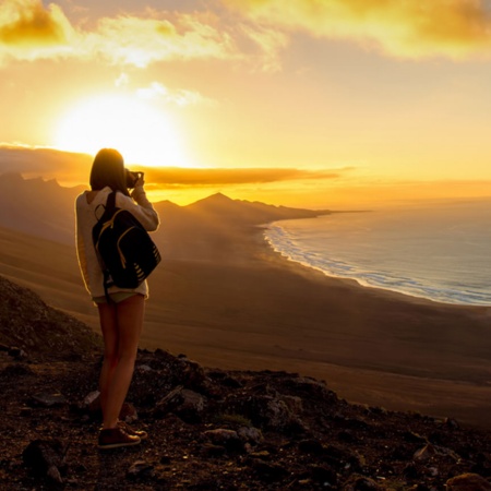 Turista che scatta una foto della spiaggia di Cofete a Fuerteventura, Isole Canarie