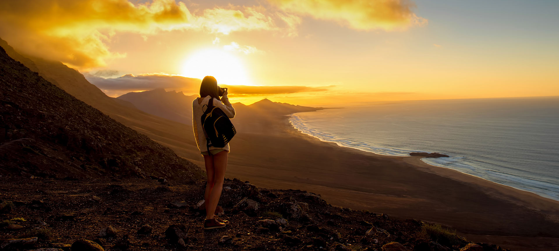Tourist schießt ein Foto an der Playa de Cofete auf Fuerteventura, Kanarische Inseln Tourist schießt ein Foto an der Playa de Cofete auf Fuerteventura, Kanarische Inseln