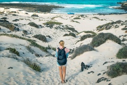 Turista su una spiaggia di Lanzarote, Isole Canarie