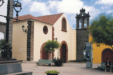 Praça de Correo, em San Cristóbal de La Laguna, com a Igreja de Santo Domingo de Guzmán