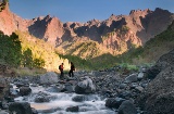 Turyści w Parku Narodowym Caldera de Taburiente na wyspie La Palma, Wyspy Kanaryjskie