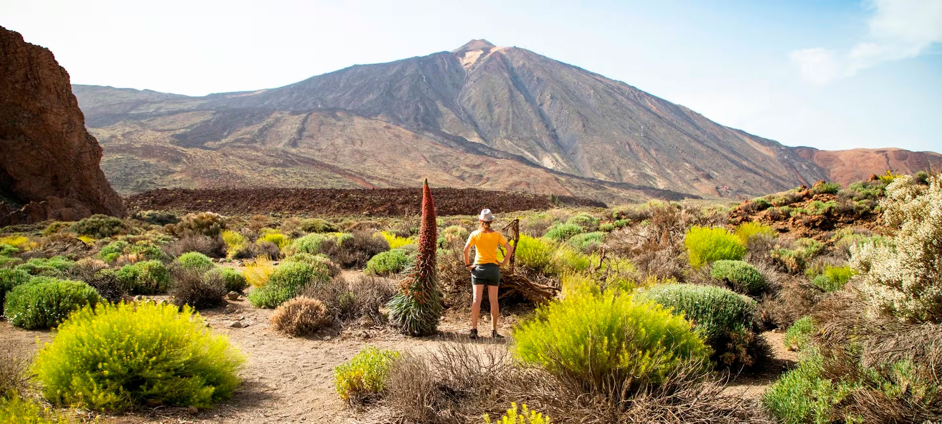 Turista en el Parque Nacional del Teide en Tenerife, Islas Canarias