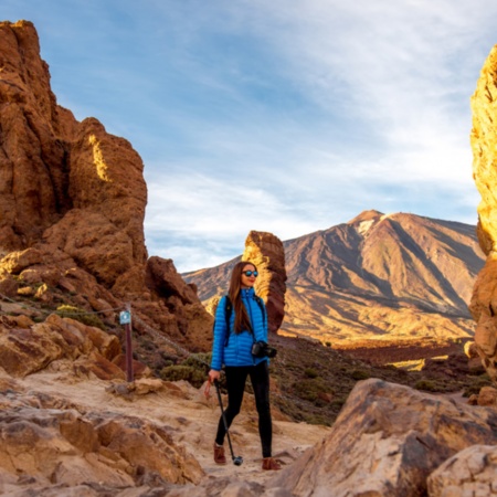 Osoba zwiedzająca Park Narodowy Teide na Teneryfie, Wyspy Kanaryjskie