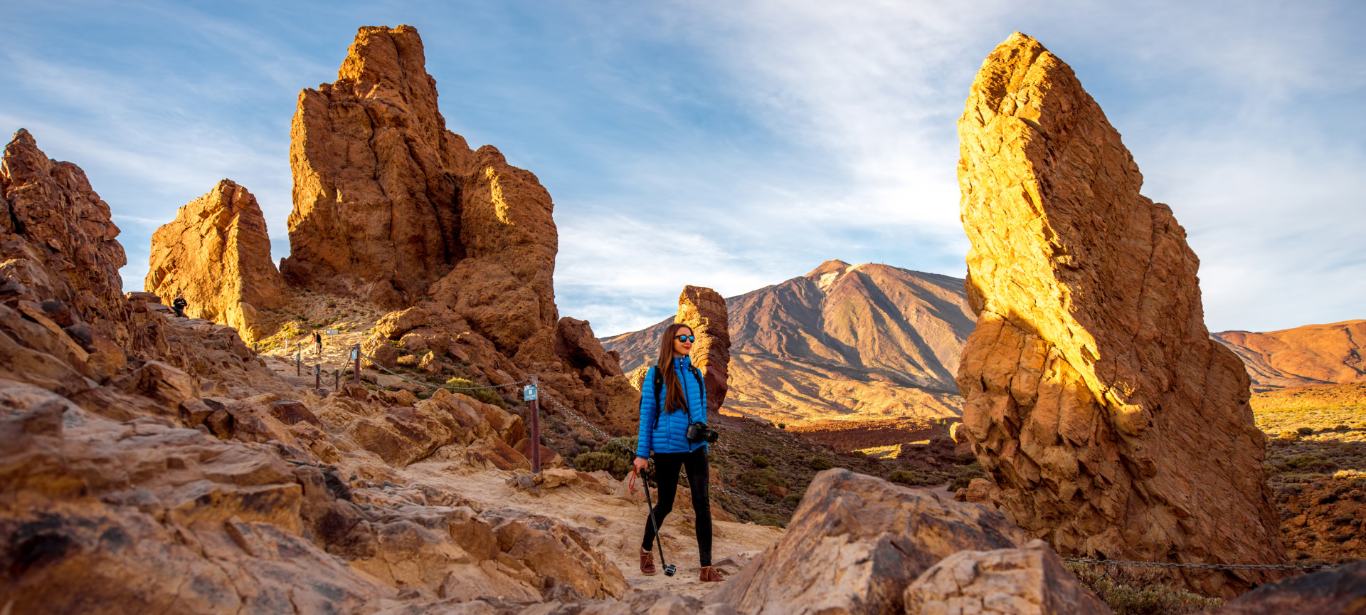 Turista nel parco nazionale del Teide, a Tenerife, isole Canarie Turista nel parco nazionale del Teide, a Tenerife, isole Canarie