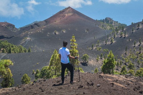 Turista en el parque natural de Cumbre Vieja en la isla de La Palma, Islas Canarias