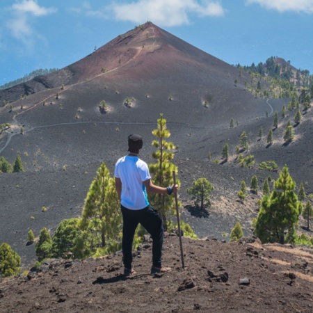 Tourist im Naturpark Cumbre Vieja auf der Kanareninsel La Palma