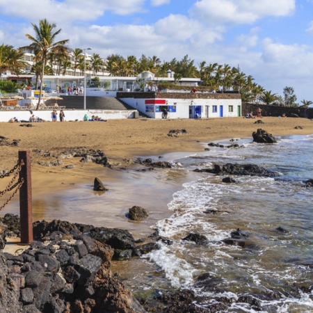 Vista de uma praia de Puerto del Carmen, em Lanzarote (Ilhas Canárias)