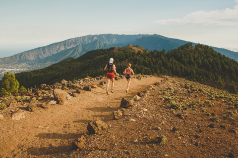 Runner mentre corrono attraverso La Crestería a La Palma, isole Canarie