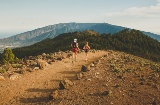 Runner mentre corrono attraverso La Crestería a La Palma, isole Canarie