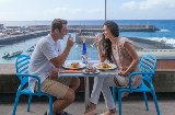 Ein Paar beim Essen in einem Terrassencafé in Puerto de Santa Cruz de Tenerife, Kanarische Inseln