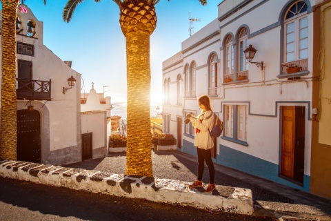 Турист фотографирует часовню Сан-Себастьян в Санта-Крус-де-ла-Пальма, Канарские острова