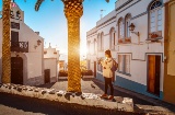 Turista fotografando a Ermita de San Sebastián em Santa Cruz de la Palma, Ilhas Canárias