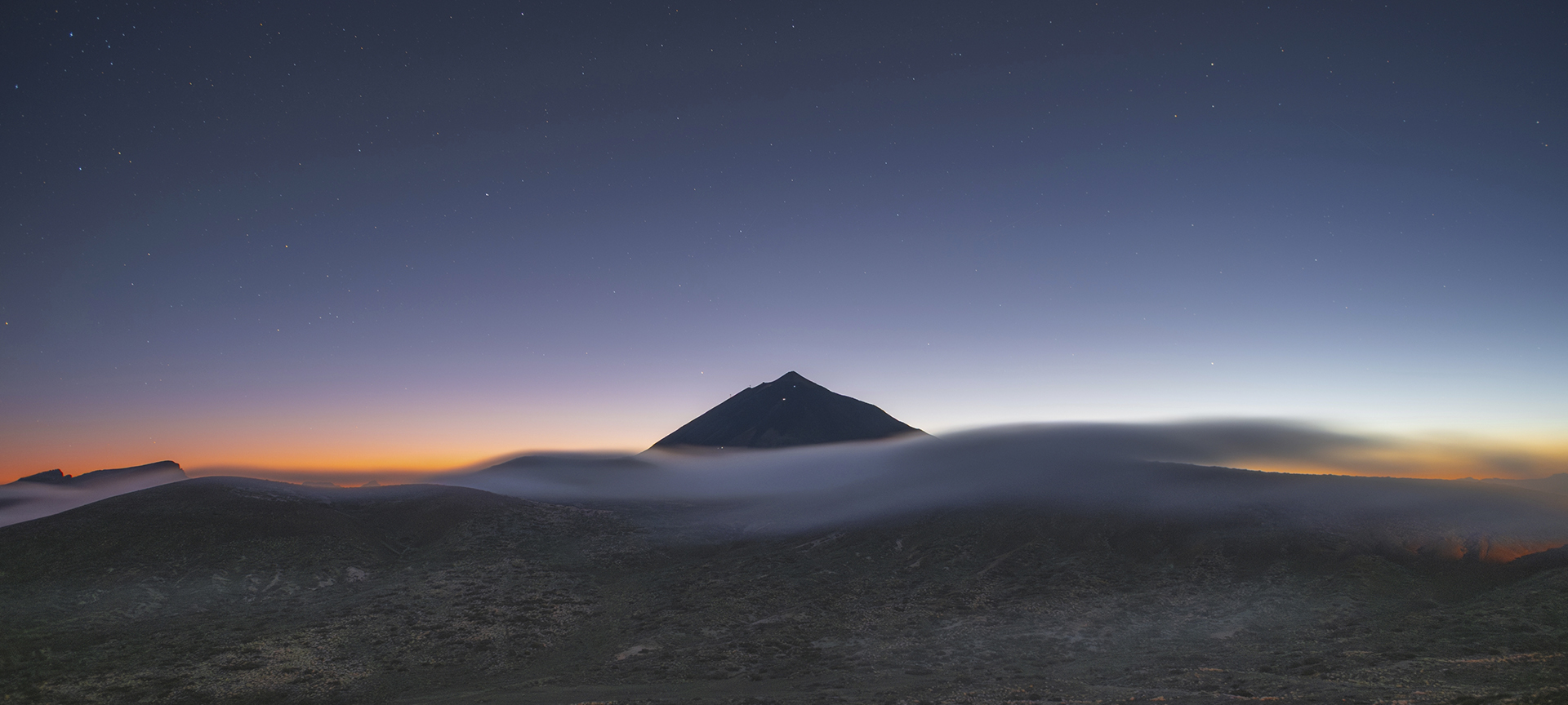 Die Silhouette des Teide. Nachtbild