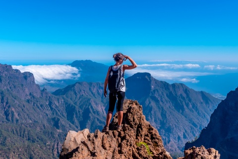 Turista contemplando as vistas no Parque Nacional da Caldeira de Taburiente em La Palma, Ilhas Canárias
