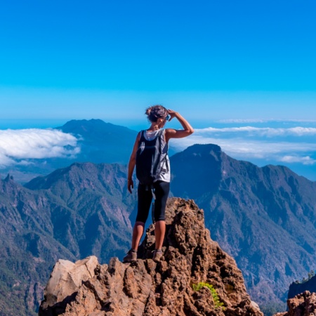 Turista contemplando las vistas en el Parque Nacional de la Caldera de Taburiente en La Palma, Islas Canarias