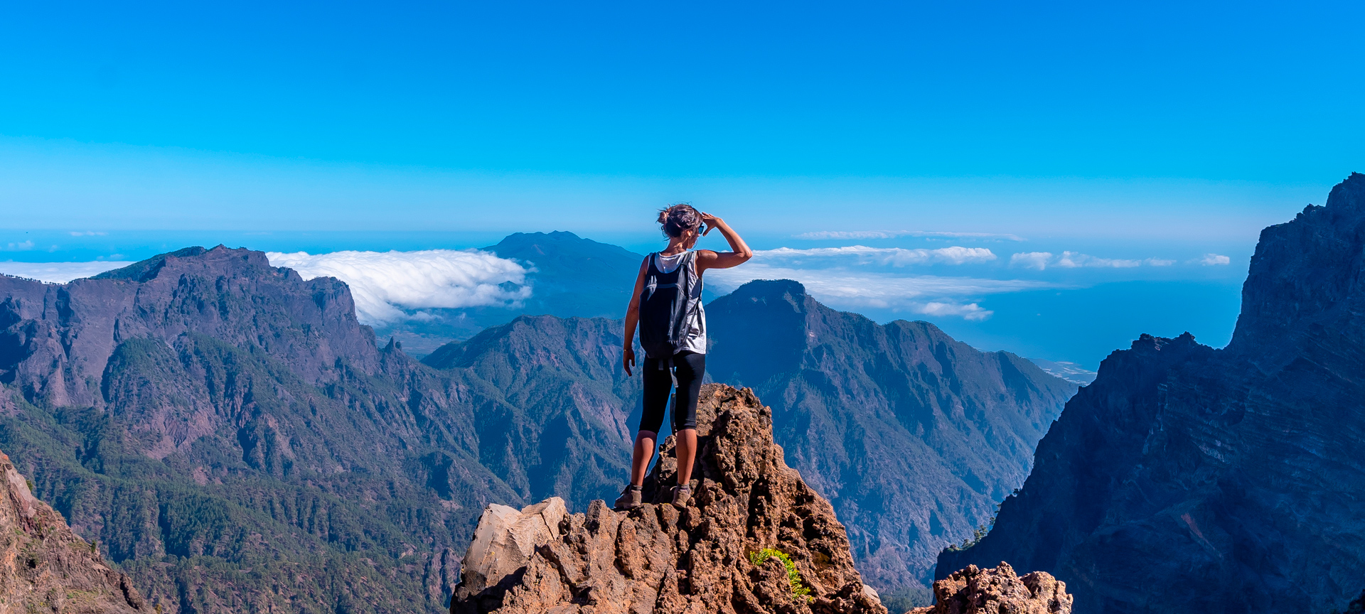 Turista che ammira il panorama nel parco nazionale della Caldera de Taburiente a La Palma, Isole Canarie Turista che ammira il panorama nel parco nazionale della Caldera de Taburiente a La Palma, Isole Canarie