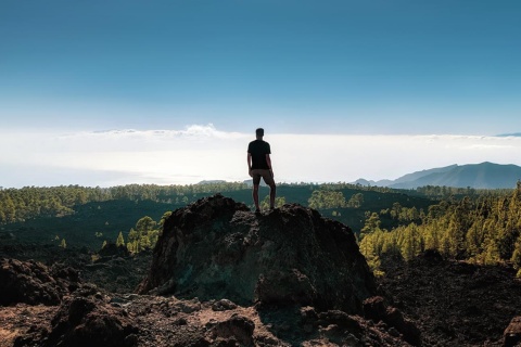  Un turista ammira il panorama di Tenerife